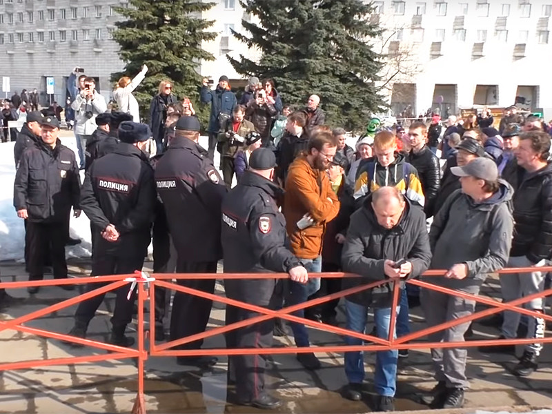 В Архангельске на бессрочном митинге против "московской мусорной свалки" прошли задержания