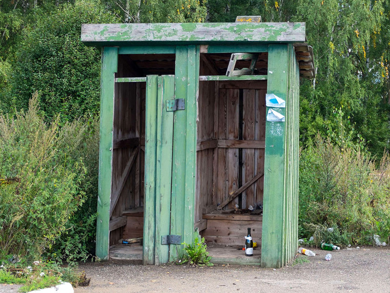 Российские села до сих пор в выгребной яме: больше половины жителей не имеют доступа к канализации