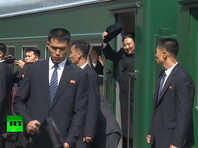На вокзал Ким Чен Ын прибыл на личном лимузине. На привокзальной площади во Владивостоке его встречала рота почетного караула, военный оркестр играл гимн РФ, КНДР и "Катюшу"