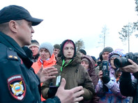 В Архангельской области местные жители и приезжие активисты блокируют попытки проникновения бензовозов с топливом для строителей мусорного полигона на станции Шиес в Ленском районе
