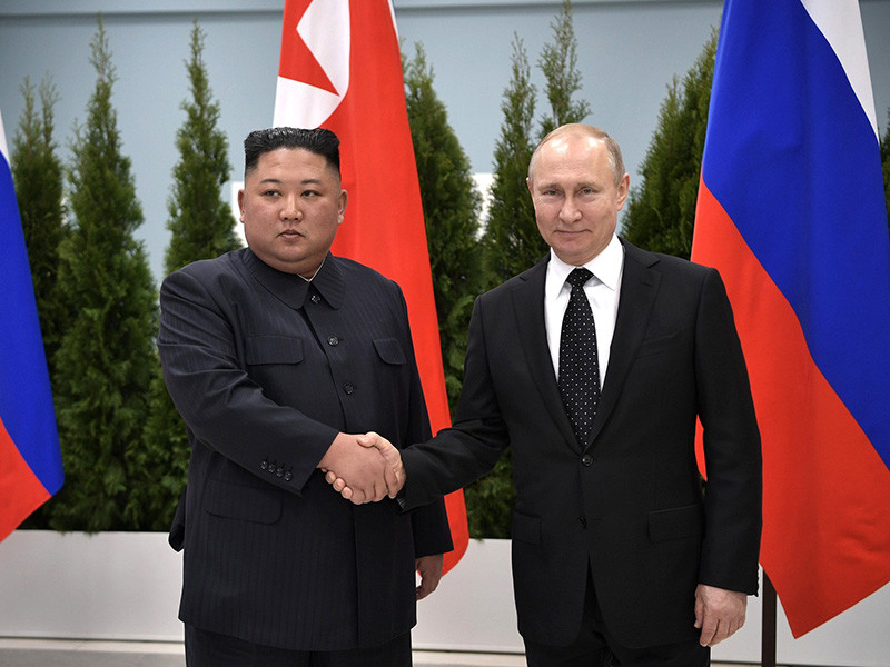 Во Владивостоке началась встреча президента России Владимира Путина и лидера Северной Кореи Ким Чен Ына, она началась с общения "один на один"