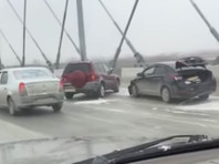 На обледеневших и заснеженных дорогах Новосибирска бьются машины
