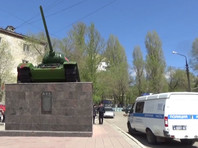 В Саратове ФСБ задержала мужчину, испачкавшего красной краской танк Т-34, "за неуважение" к символам Победы