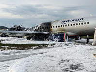 Оперативные службы извлекли тела всех погибших из фюзеляжа самолета "Сухой Суперджет 100", загоревшегося при аварийной посадке в аэропорту Шереметьево