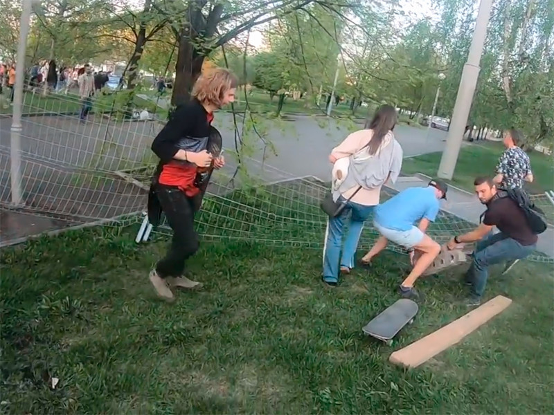 В Екатеринбурге протестующие повалили забор вокруг сквера, который вырубят ради строительства храма