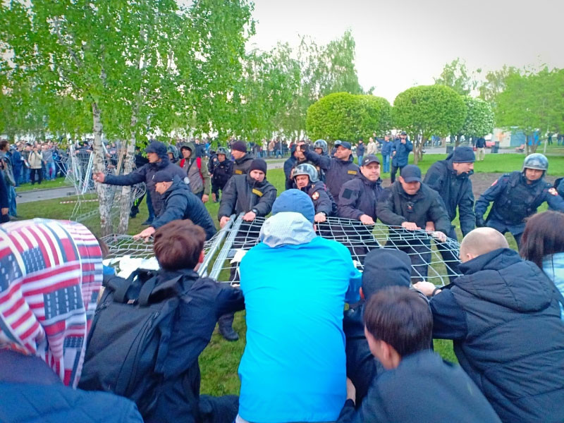Екатеринбуржцев, участвовавших в протестах против строительства храма, вызывают в ФСБ для "неформальных бесед"