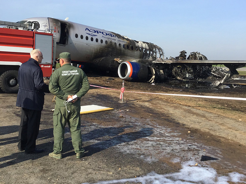 Объединенная авиастроительная корпорация (ОАК), в которую входит компания "Сухой", отказалась комментировать возможные причины крушения ее самолета Sukhoi Superjet 100 в аэропорту Шереметьево, так как пока ведется следствие