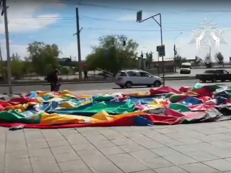 Порыв ветра перевернул надувной батут в Улан-Удэ: пострадали четыре ребенка