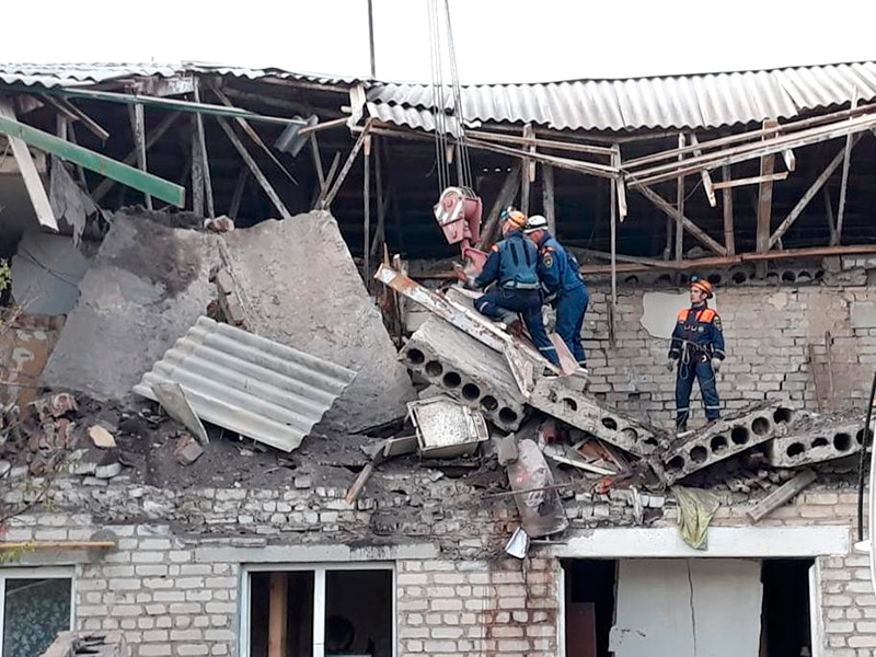 Ночью в Ростовской области взрывом газа разрушило двухэтажный жилой дом
