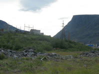 Раньше по мосту проходила железнодорожная ветка, соединявшая соединяла поселки Айкувен и Ловозеро. Она использовалась для вывоза концентрата редкоземельных металлов, производимого на Ловозерском горно-обогатительном комбинате (ГОК)