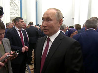 Между тем сам Владимир Путин положительно оценил намерения Зеленского выдавать украинские паспорта всем россиянам. "Это говорит о том, что мы договоримся, наверное, потому что у нас есть много общего", - сказал президент РФ