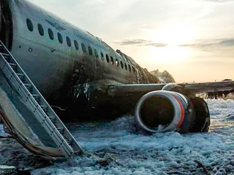 Следственный комитет рассматривает различные версии причин крушения самолета в аэропорту Шереметьево самолета SSJ-100, в котором погиб 41 человек