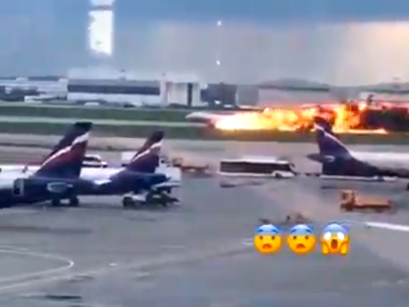 Самолет авиакомпании "Аэрофлот" SSJ-100 ("Сухой Суперджет 100"), следовавший в Мурманск, совершил экстренную посадку 5 мая в московском аэропорту Шереметьево