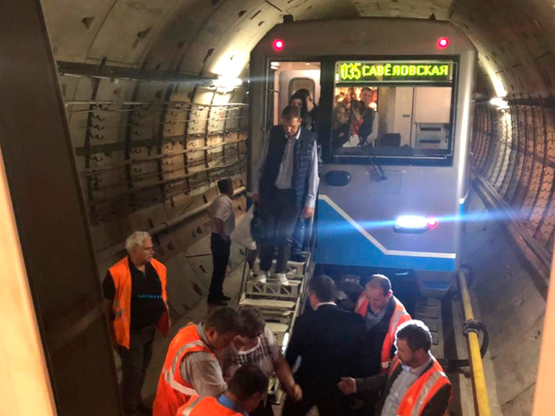 Вечером в московском метро застряли три поезда с людьми