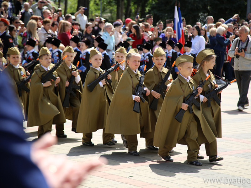 Администрация Пятигорска удалила из новостной публикации о параде дошкольных войск фотографию, на которой дети несут в руках модель американского автомата М16