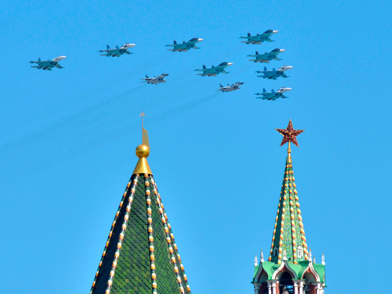 В московском параде Победы 9 мая примут участие 74 авиационных экипажа, которые будут взлетать на самолетах и вертолетах с девяти аэродромов в восьми регионах Центрального федерального округа