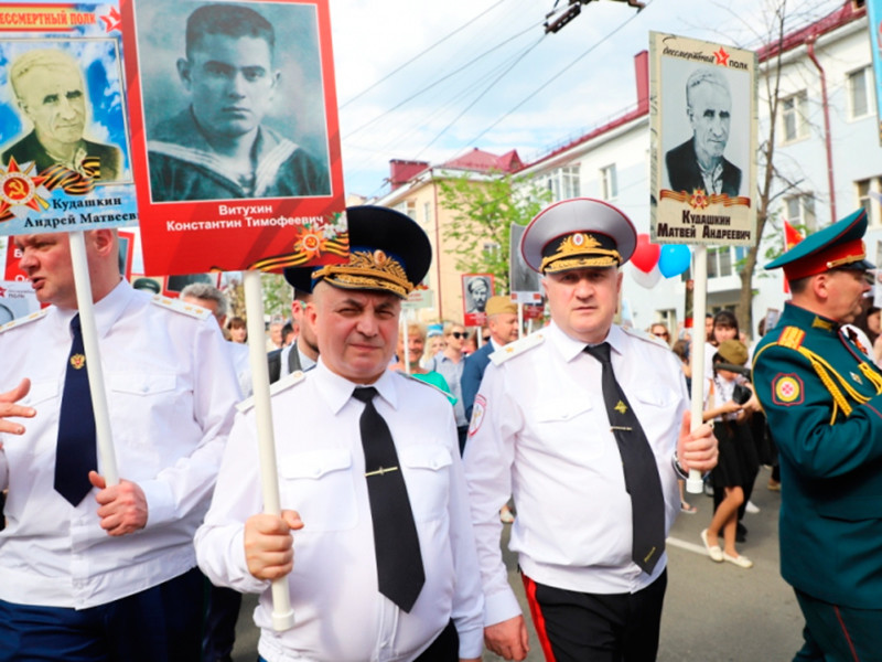 В Мордовии глава МВД, прокурор и епископ пронесли на акции "Бессмертный полк" портрет одного и того же ветерана под разными именами
