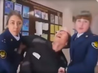 В Бурятии сотрудники УФСИН прорекламировали свою работу в клипе, где арестантам заламывают руки и целятся в голову из арбалета (ВИДЕО)
