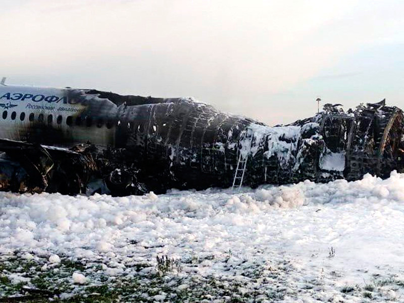 Информация о том, что спасению людей с горящего Sukhoi Superjet 100 в аэропорту Шереметьево 5 мая препятствовали пассажиры, достававшие с полок багаж, не нашла подтверждения

