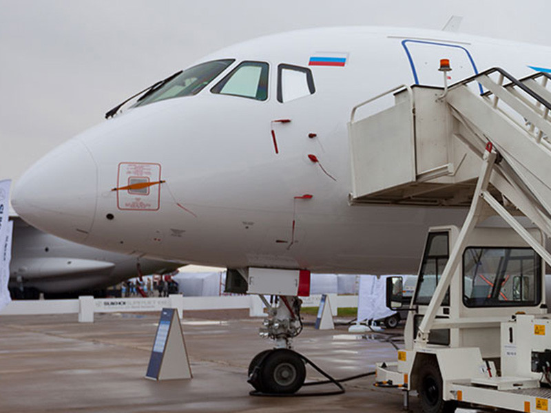В Шереметьево эвакуировали пассажиров самолета Sukhoi Superjet 100, который должен были отправиться в Ригу: из-за запаха горелой проводки среди пассажиров началась паника