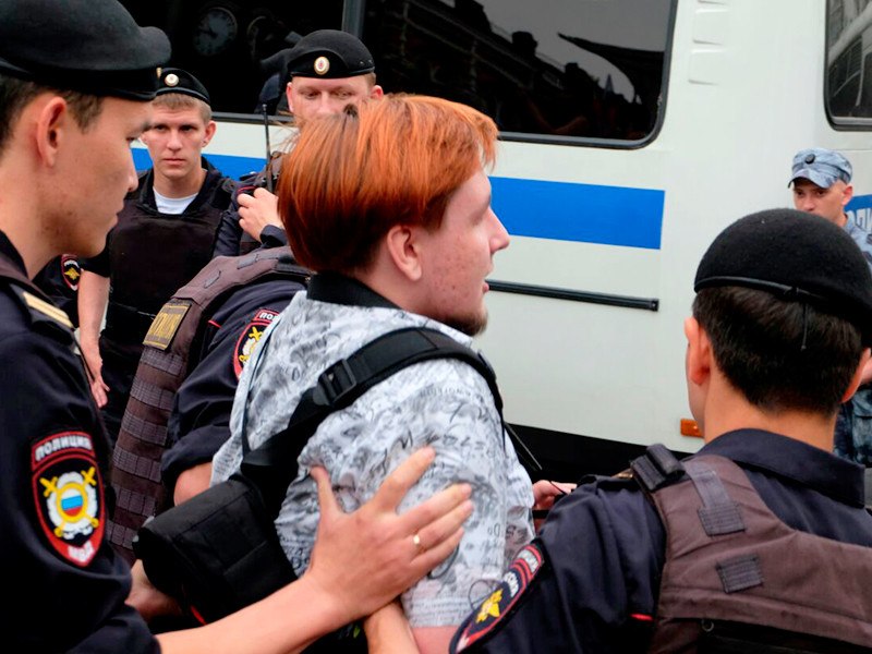 В протоколах задержанных на московском марше в поддержку журналиста Ивана Голунова, доставленных в ОВД по району Покровское-Стрешнево, полицейские пишут, что участники акции выкрикивали "антиправительственные лозунги: "Иван Голунов"
