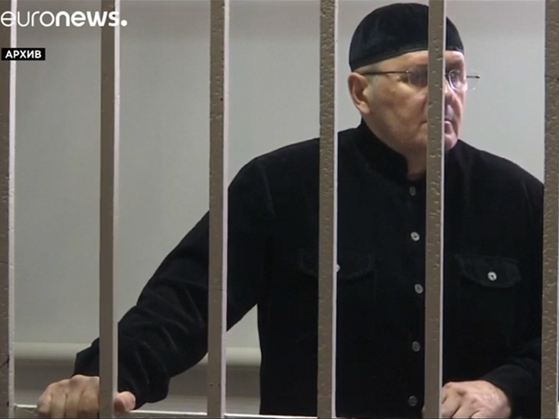 Глава чеченского отделения правозащитного центра "Мемориал" Оюб Титиев, осужденный на четыре года колонии-поселения за хранение наркотиков, досрочно вышел на свободу