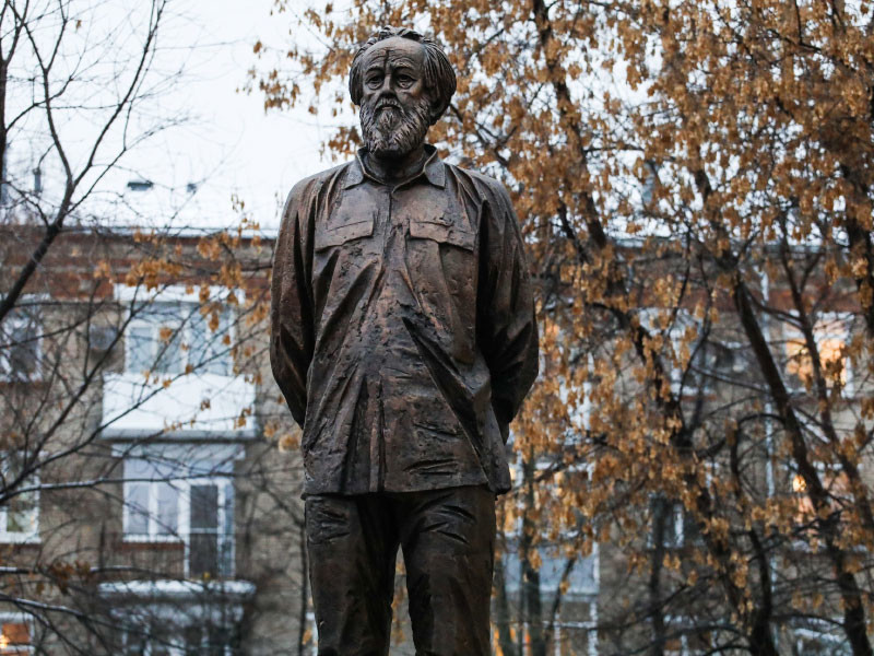 В Москве надпись на памятнике Солженицыну превратили в слово "лжец"