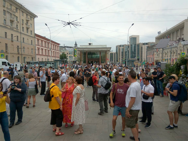 Полиция пыталась задержать журналиста, снимавшего сбор участников марша на Чистых прудах