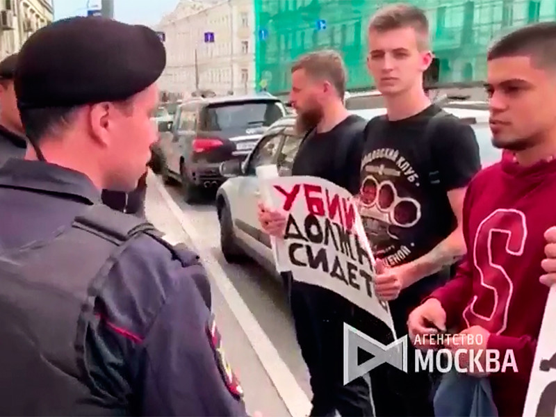 В Москве перед судом по делу обвиняемых в убийстве отца сестер Хачатурян задержали пять человек с плакатами "Убийцы должны сидеть"