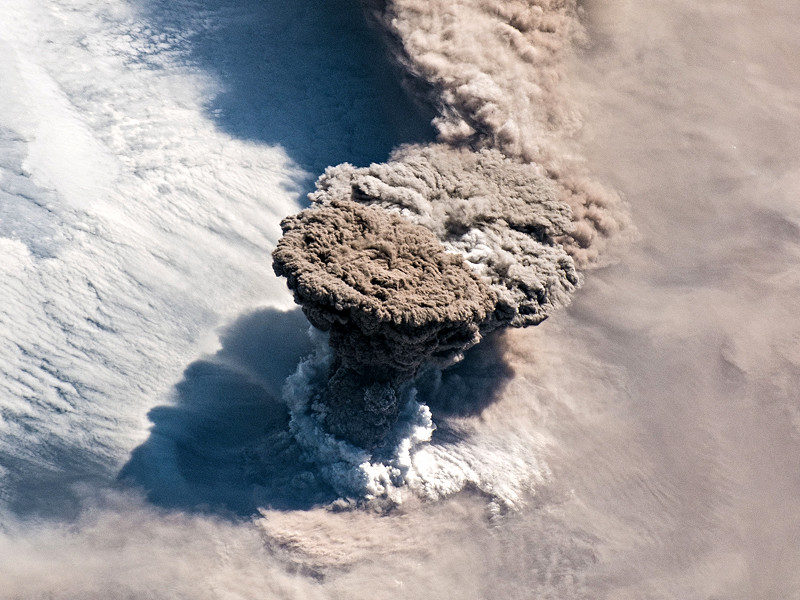 Извержение вулкана Райкоке из космоса
