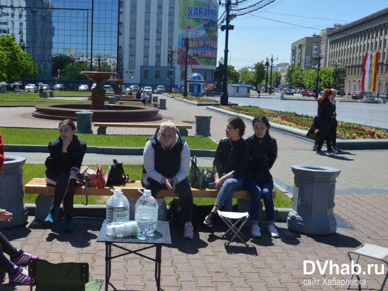 В Хабаровске дети-сироты объявили голодовку перед зданием правительства, требуя предоставить им положенные по закону квартиры
