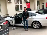 Неизвестный разбил автомобиль шеф-редактора Znak.com Дмитрия Колезева в Екатеринбурге и забрался внутрь. На вопросы журналиста мужчина отвечал, что он "за сквер"
