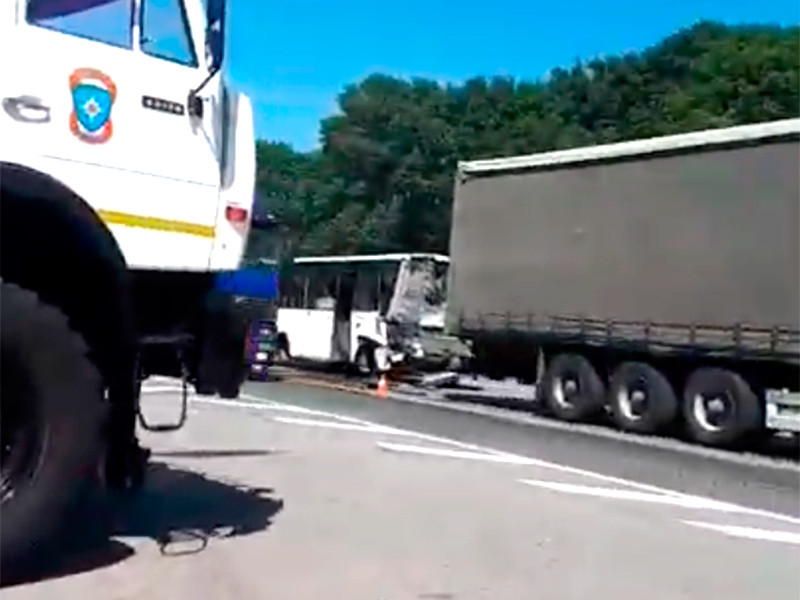 В Ростовской области автобус врезался в грузовик на переходе, затем столкнулся с двумя машинами

