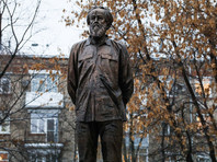 В Москве надпись на памятнике Солженицыну превратили в слово "лжец" (ФОТО)