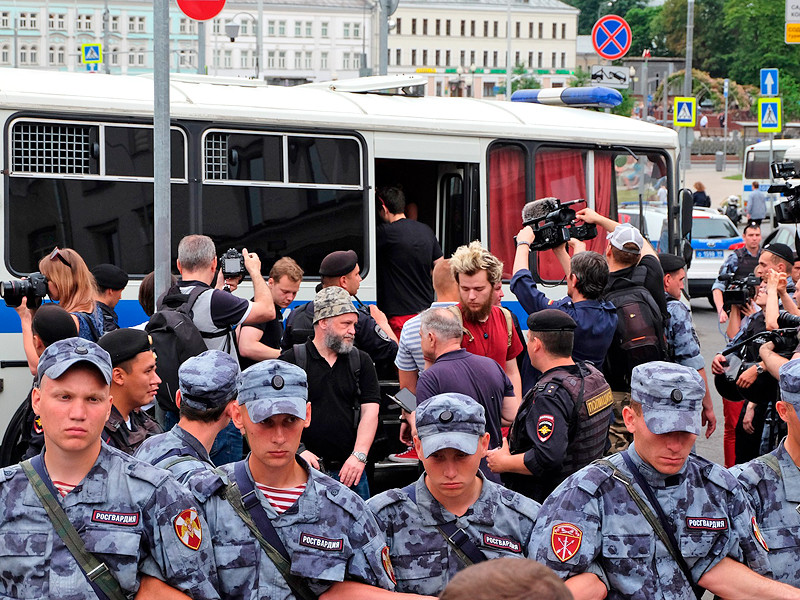 Суд не поверил силовикам, задержавшим участников акции 12 июня, и прекратил три дела