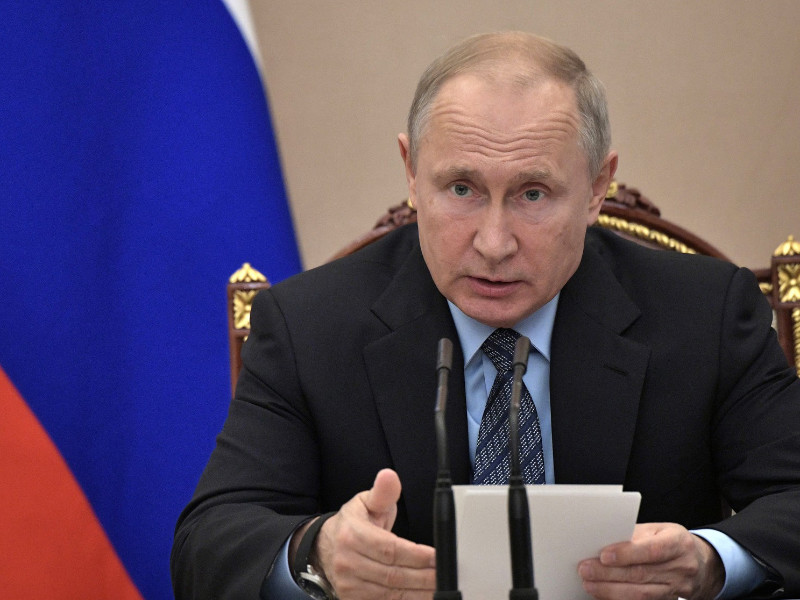 Президент РФ Владимир Путин поручил до 1 декабря разработать "меры по устранению причин" заключения под стражу по преступлениям в сфере предпринимательской деятельности
