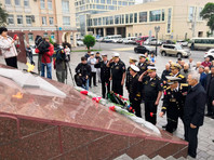 Траурная церемония также прошла во Владивостоке на Корабельной набережной у мемориального комплекса "Боевая Слава Тихоокеанского флота"