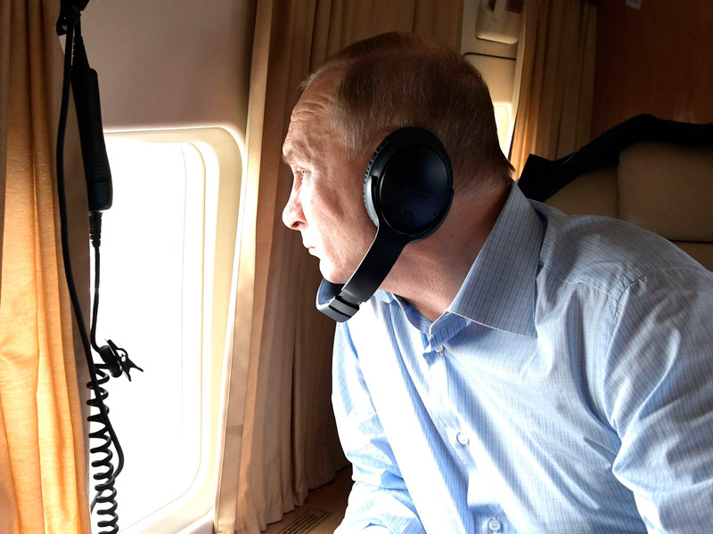 Владимир Путин осмотрел с вертолета территории, пострадавшие от паводка в Иркутской области