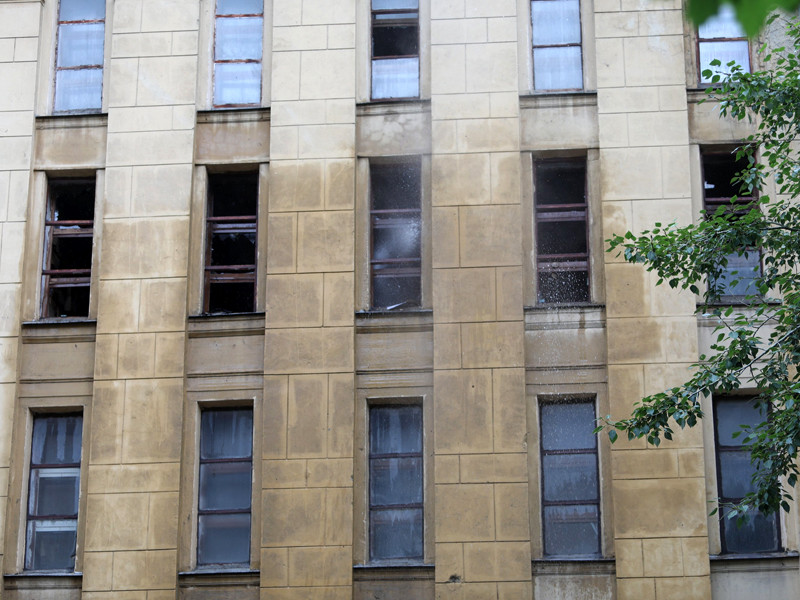Около сотни человек эвакуировали в пятницу днем из Российского государственного архива литературы и искусства (РГАЛИ) на севере Москвы из-за сильного задымления на двух этажах здания