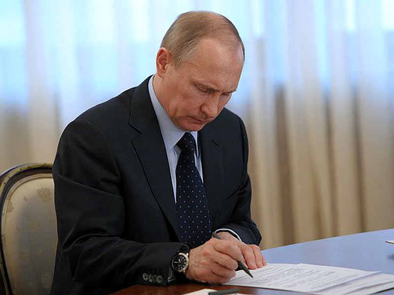 Президент РФ Владимир Путин подписал указ о награждении посмертно моряков-подводников, которые погибли в результате пожара на глубоководном аппарате ВМФ 1 июля