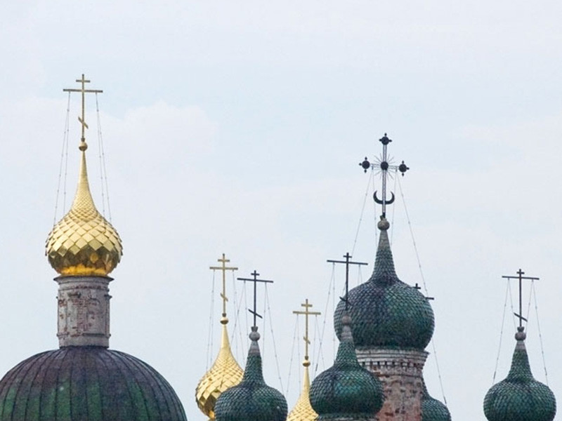 В России пришло время создавать некоммерческие организации (НКО) в помощь Русской православной церкви (РПЦ), которые будут участвовать в "моральных войнах" для защиты "духовного суверенитета" страны