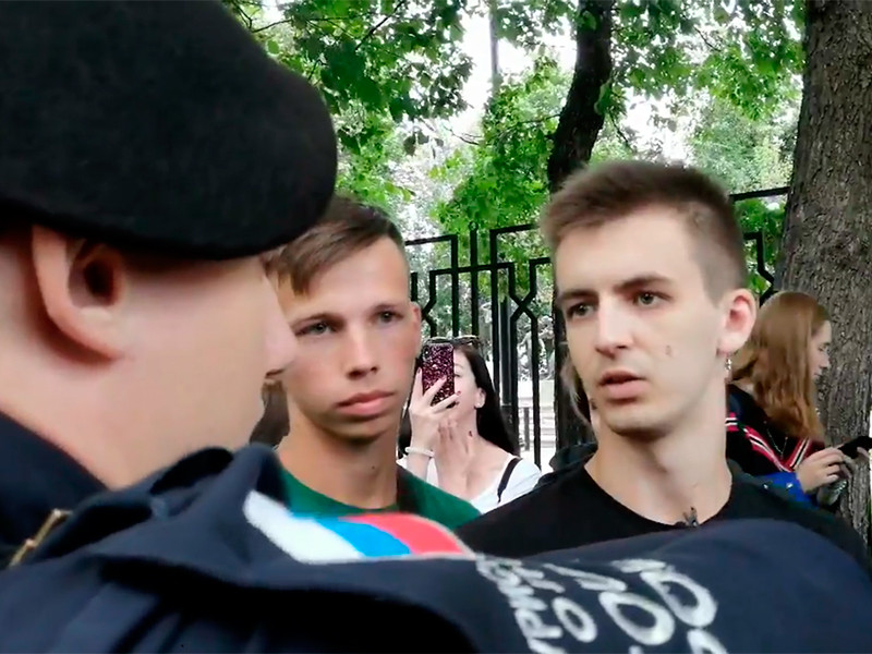 На Болотной площади в Москве задержали участников пикетов в поддержку и против сестер Хачатурян
