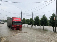 Ливни в России: заплывы на улицах Краснодара, циклон "Данас" в Приморье, провал на трассе и наводнения в Приамурье (ВИДЕО)