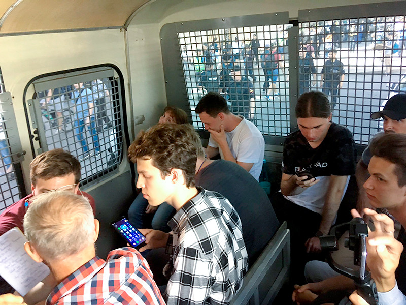 Задержанный Константин Коновалов сообщил из автозака, что полиция задерживает случайных людей
