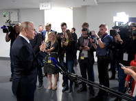 Президент РФ также прокомментировал идею о возбуждении дела в отношении оскорбившего его грузинского журналиста. "Много чести - возбуждать какие-то уголовные дела. Пусть вещает дальше", - отметил Владимир Путин