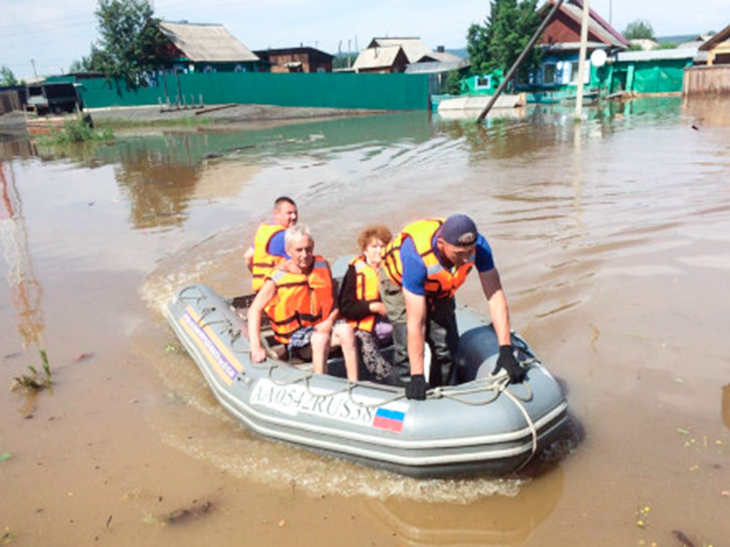 Из-за угрозы нового подтопления в иркутском Тулуне началась новая эвакуация, срочно засыпан водосток в дамбе
