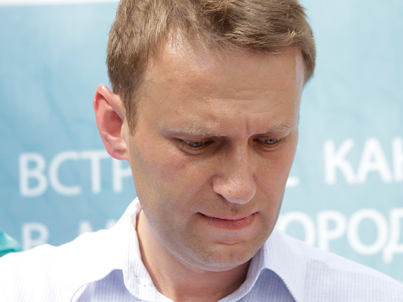 Футболку и волосы Алексея Навального, которого накануне доставили в 64-ю городскую больницу из изолятора временного содержания, где он отбывал административный арест за призыв к участию в несогласованной акции, отправят на независимую экспертизу в одну из стран Европы