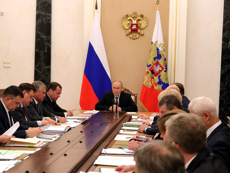 ВЦИОМ описал того, кому Путин согласится передать власть: "Современный, динамичный, но отвергающий заморские печеньки"