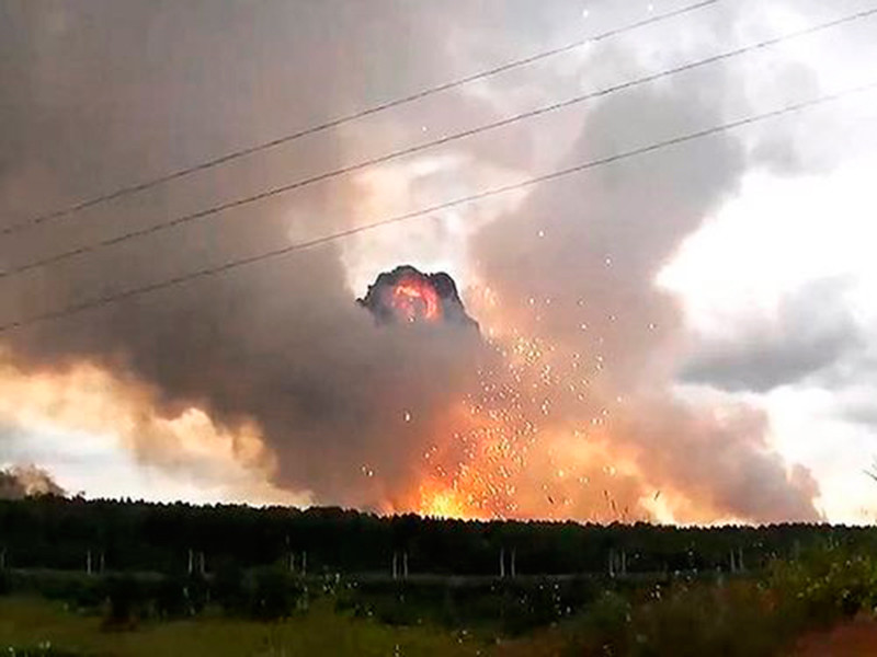 В Минобороны назвали предварительную причину взрывов в Красноярском крае, пожар в арсенале продолжается