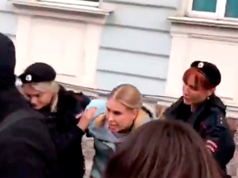 Любовь Соболь задержали по административной статье о митингах, в студии "Навальный Live" прошла облава ОМОНа

